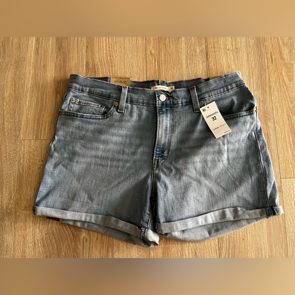 NWT Levi’s Women’s Mid Length Shorts Polar Seas Light Wash - Size 32 - Picture 3 of 7
